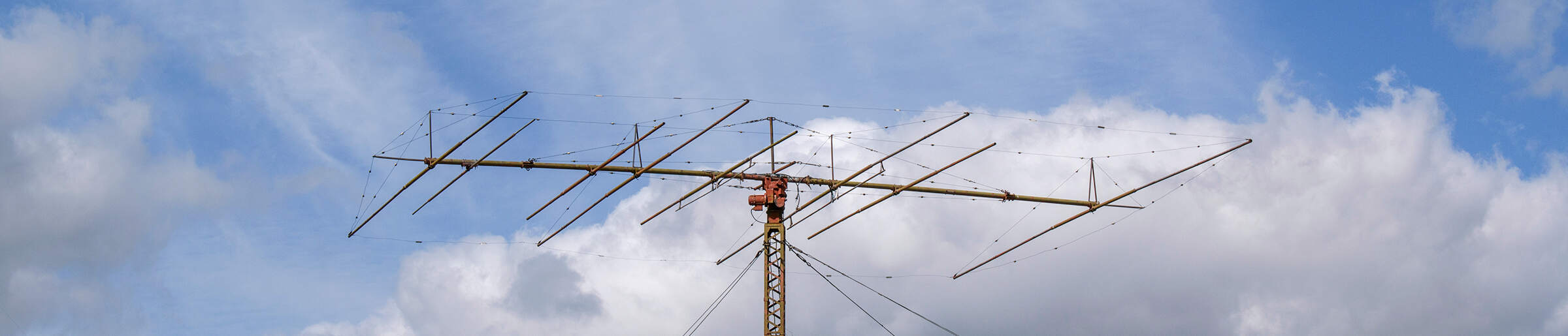 An amateur radio antenna against a clear sky, representing the repeater, contest, and emergency-communications clubs that run on Clubistry.